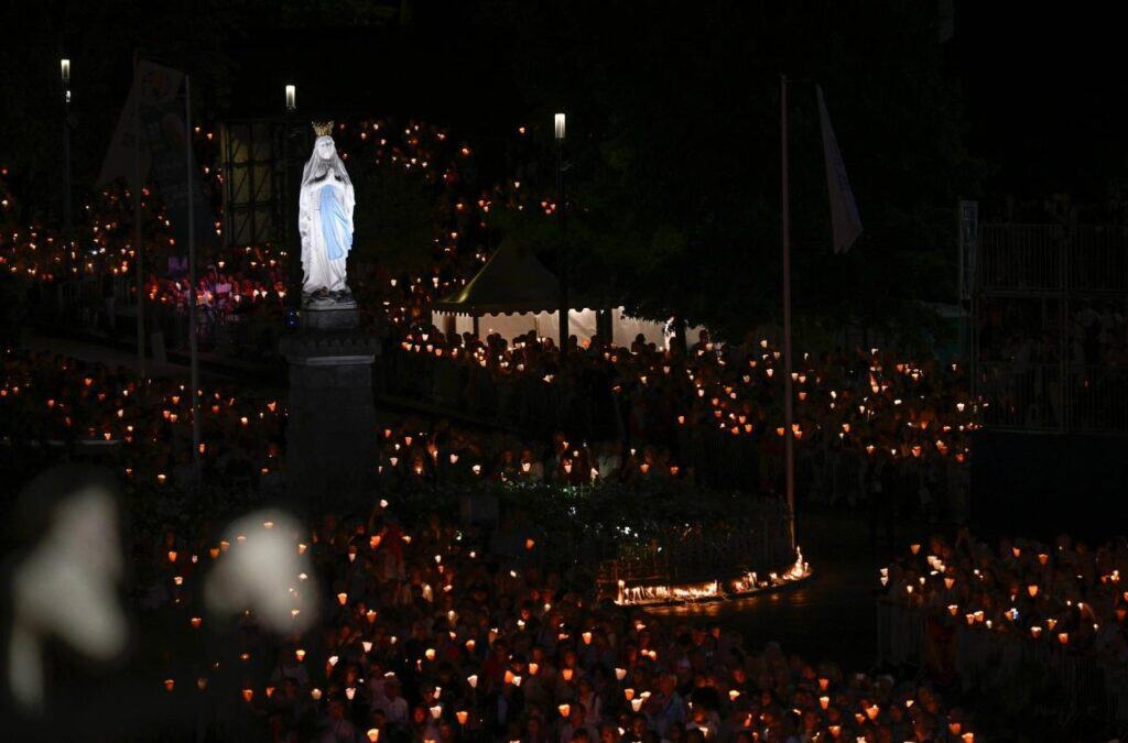 Tłumy wiernych modliły się razem z Papieżem na różańcu w Lourdes   
