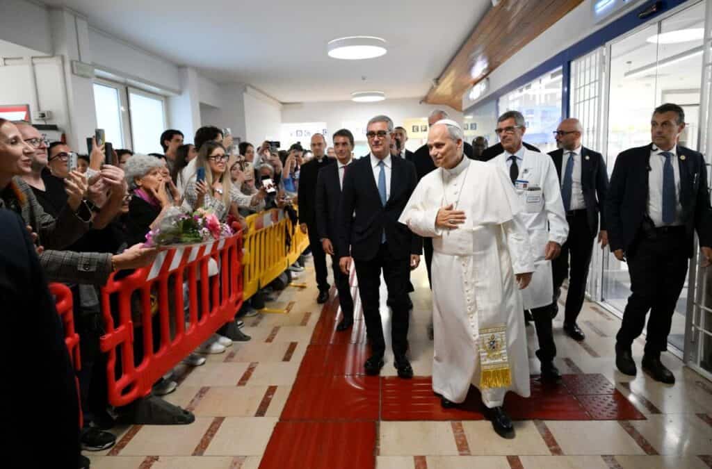 papież opuszcza szpital