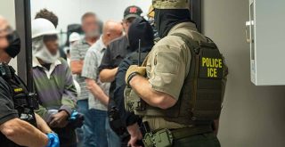 agenci ICE aresztują nielegalnych imigrantów