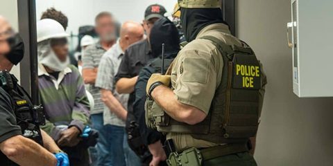 agenci ICE aresztują nielegalnych imigrantów