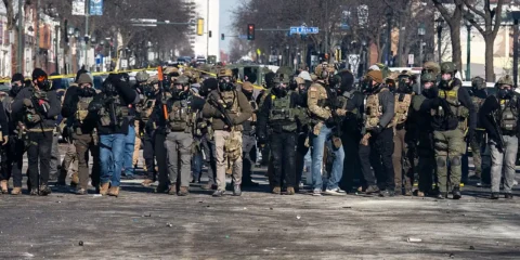 Agenci ICE i Straży Granicznej na Nicollet Avenue, 24 stycznia 2026 r.